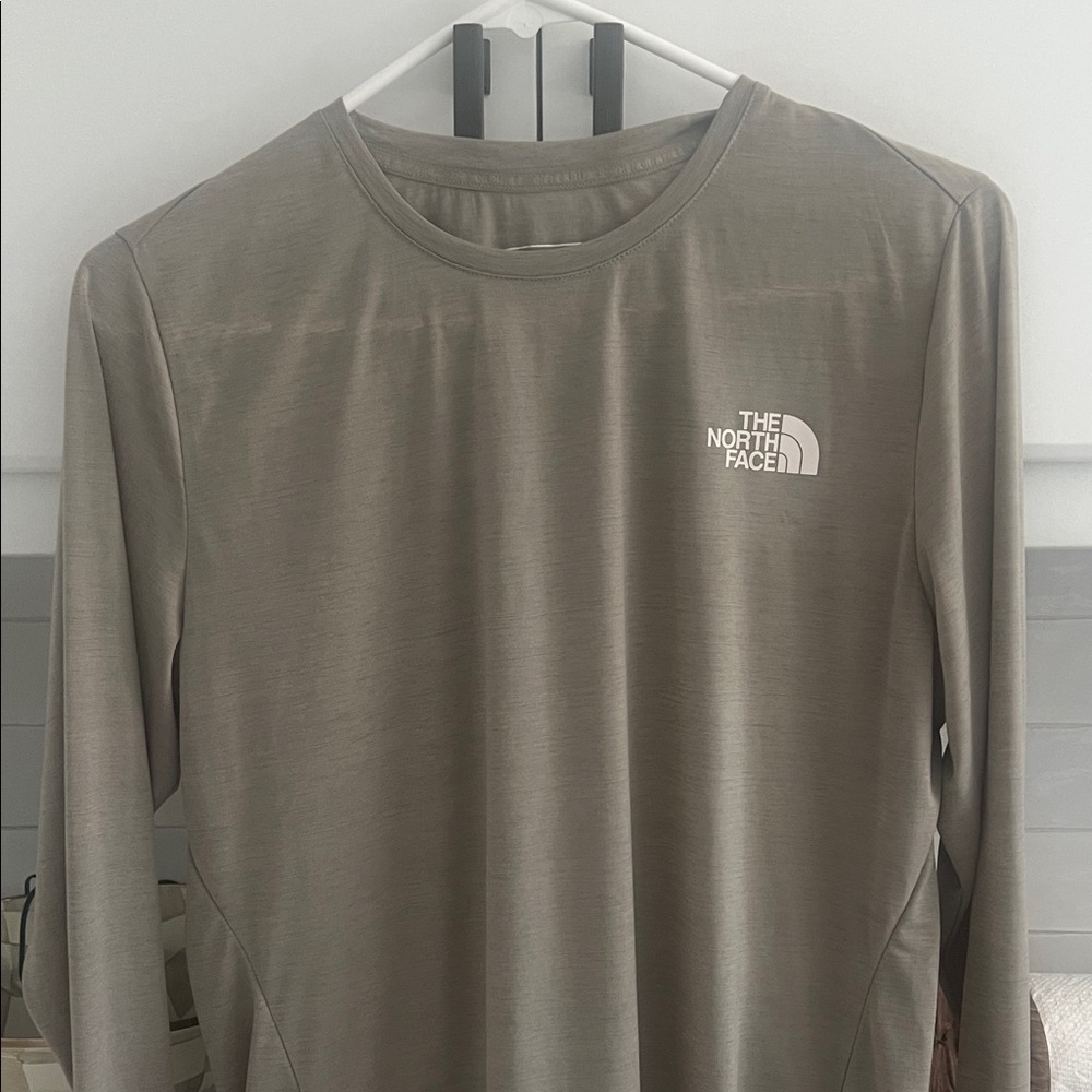 NWT The North Face Mineral grey  Long Sleeve sun shirt size L